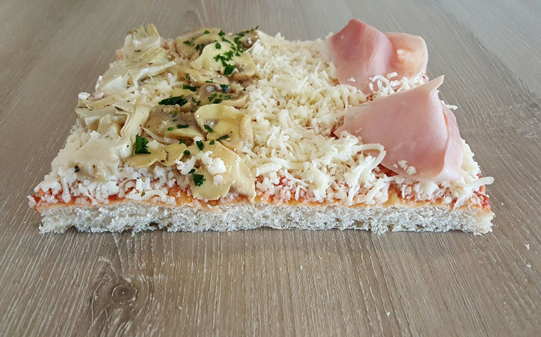foto di una classica pizza 4 stagioni