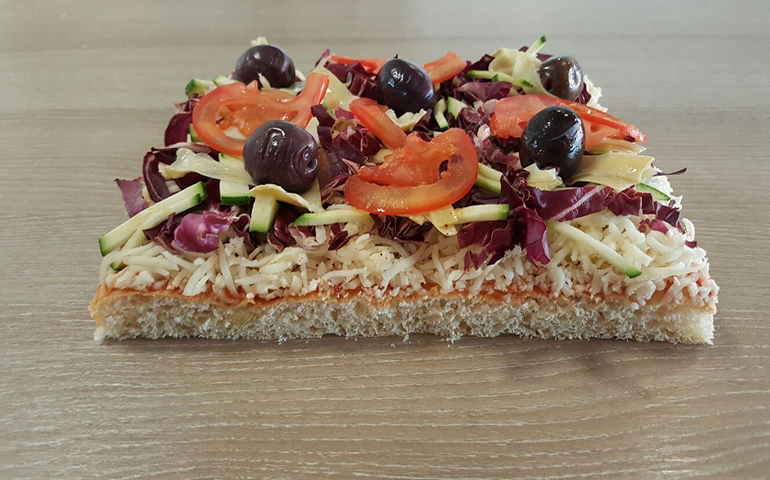 foto di una pizza campagnola