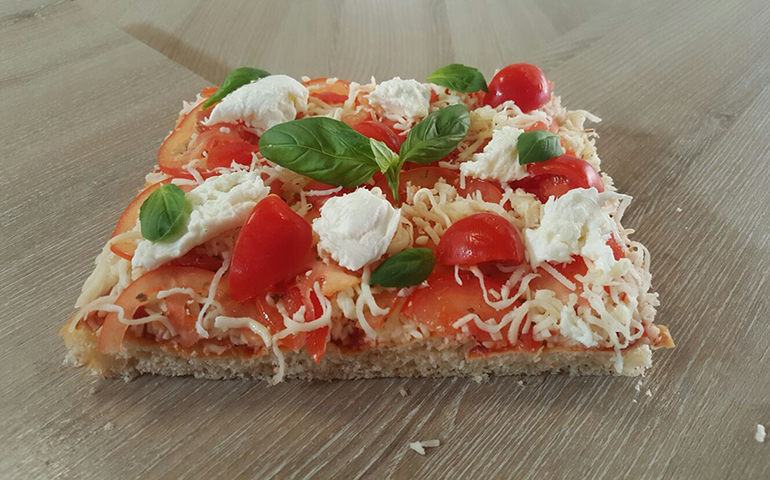 foto di una pizza caprese