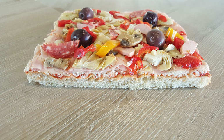 foto di una pizza capricciosa