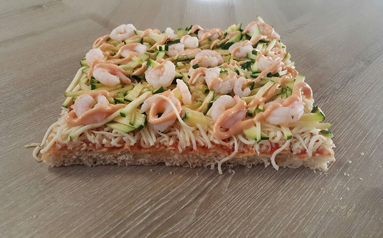 foto di una pizza gamberetto