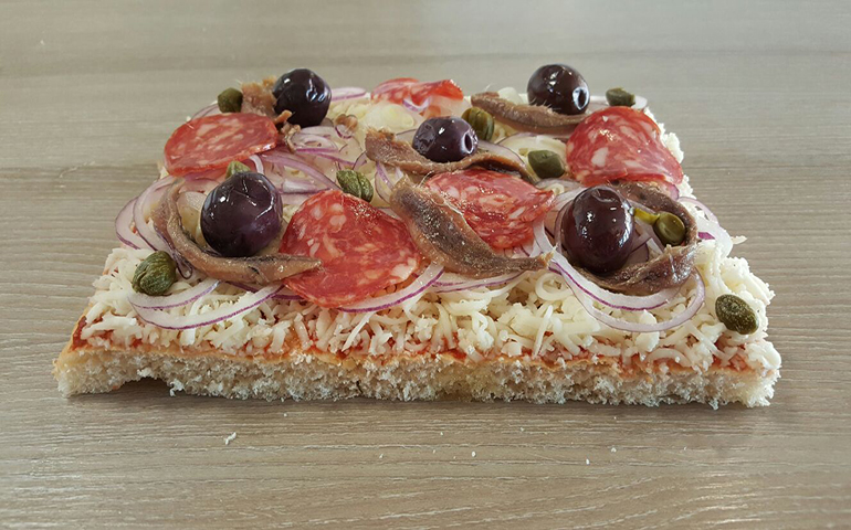 foto di una pizza inferno