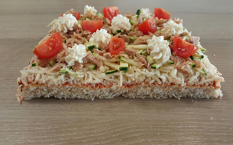 foto di una pizza mediterraneo
