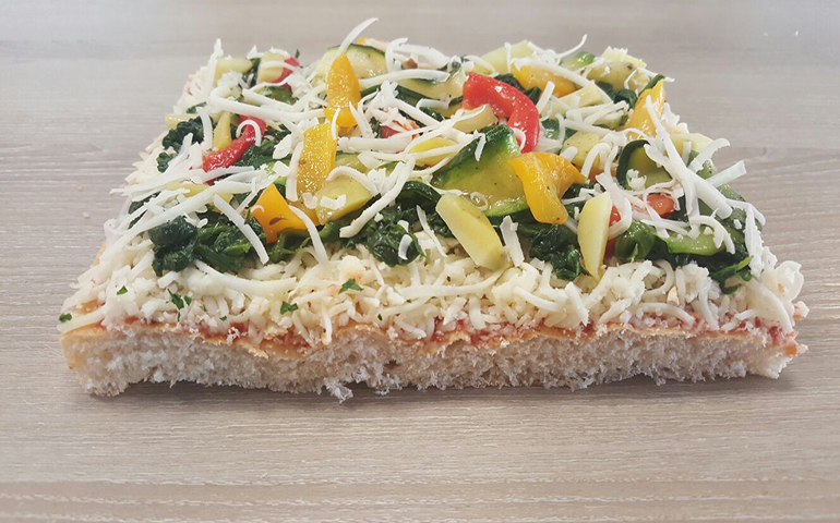foto di una pizza ortolana