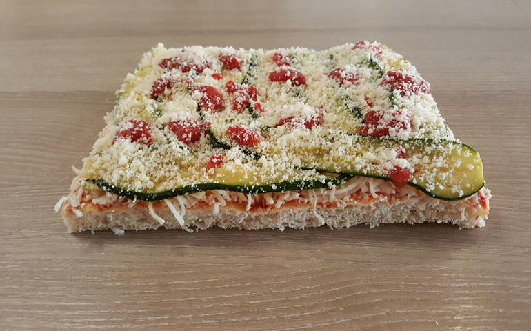 foto di una pizza parmigiana nella variante con le zucchine