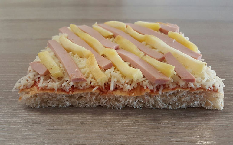 foto di una pizza patate e wurstel