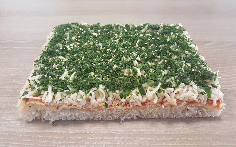 foto di una pizza prezzemolina
