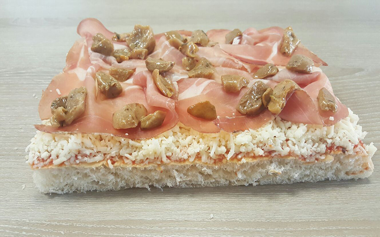 foto di una pizza principe
