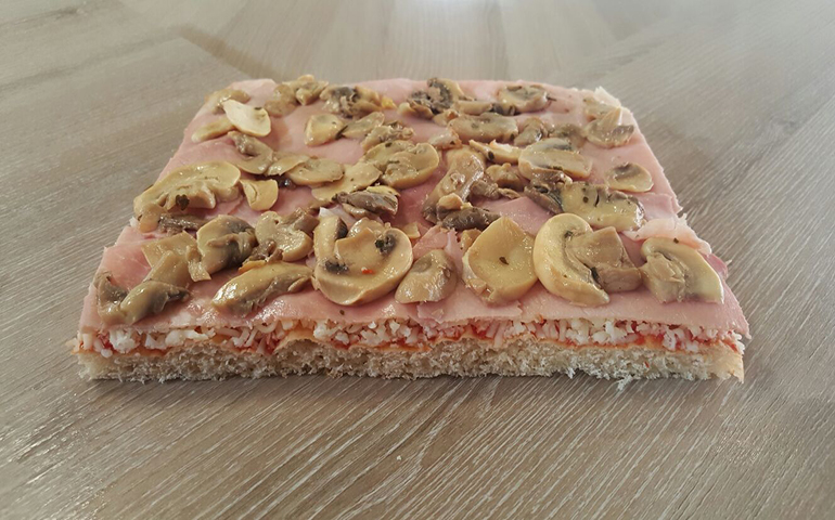 foto di una pizza prosciutto e funghi