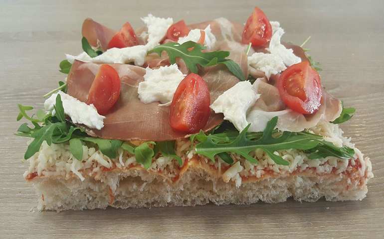 foto di una pizza regina