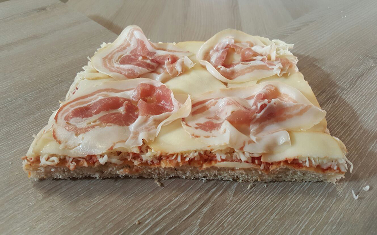 pizza scamorza e pancetta arrotolata