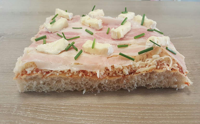foto di una pizza stufata