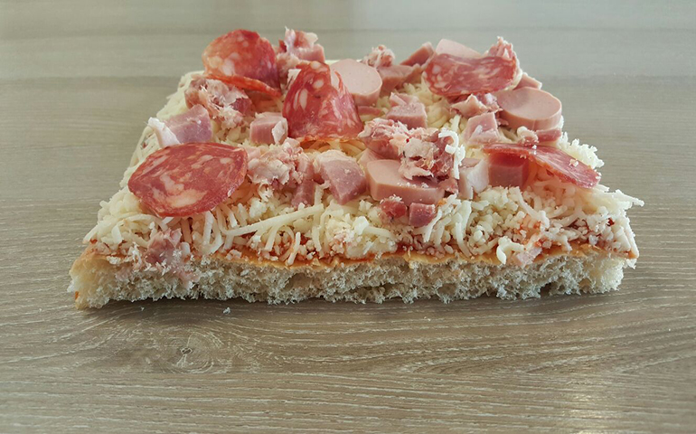 foto di una pizza suina