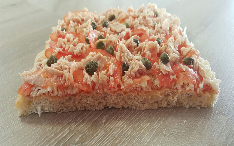 foto di una pizza al tonno