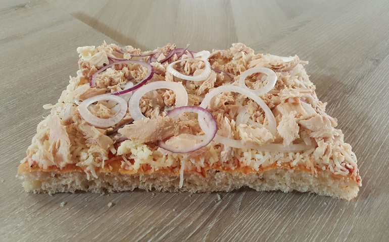 foto di una pizza con tonno e cipolla