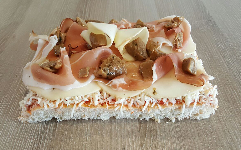 foto di una pizza trentino